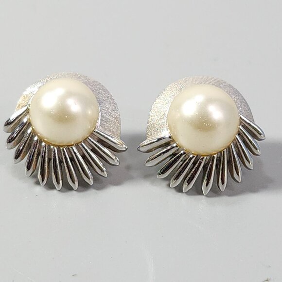 Crown Trifari Button Clip-On Earrings Mother of Pearl Silver Tone Fashion Jewely - Picture 5 of 8